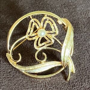 VINTAGE SARAH COVENTRY ORNATE BROOCH FAUX PEARL, GOLD TONE 1 5/8", 1 1/2" VGC